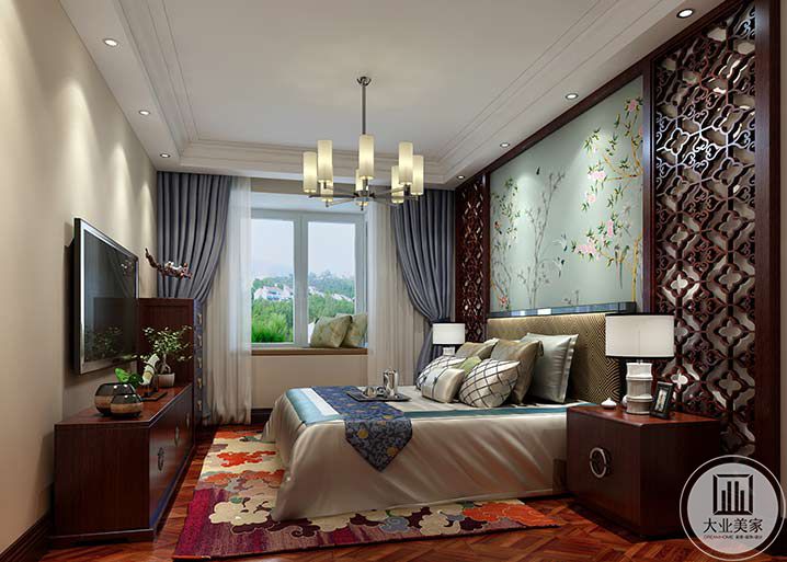 卧室采用与客厅相同的色调，更优雅含蓄。床头做了壁画，吊顶的处理同客厅一样。