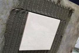贴瓷砖用水泥好还是瓷砖粘接剂好？
