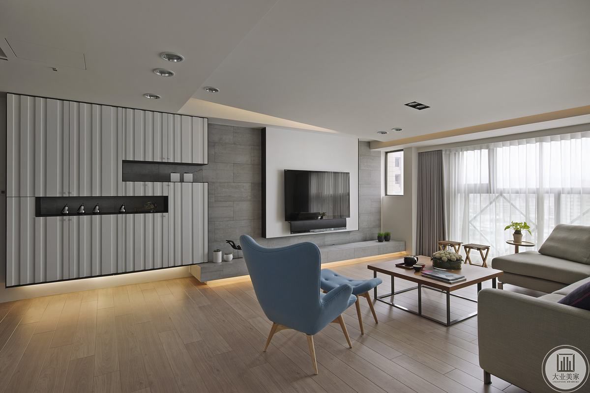 客厅的布置简单大方，设计从视觉上给人宽敞明亮的感觉，家具选择矮小类型，拉升空间感。