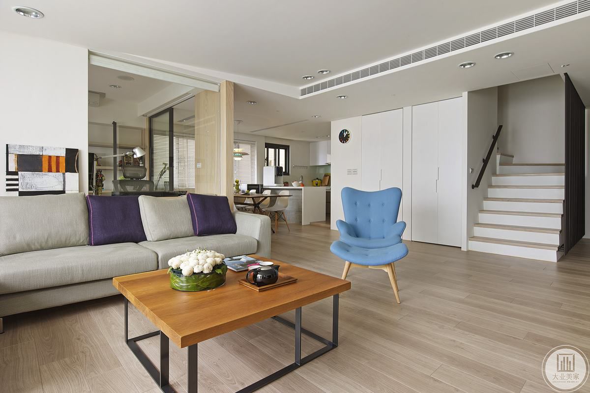 客厅风格以简约为主，家居中强调的是自然色彩的沉静和造型线条的简洁，家具低矮且不多，给人以宽敞。