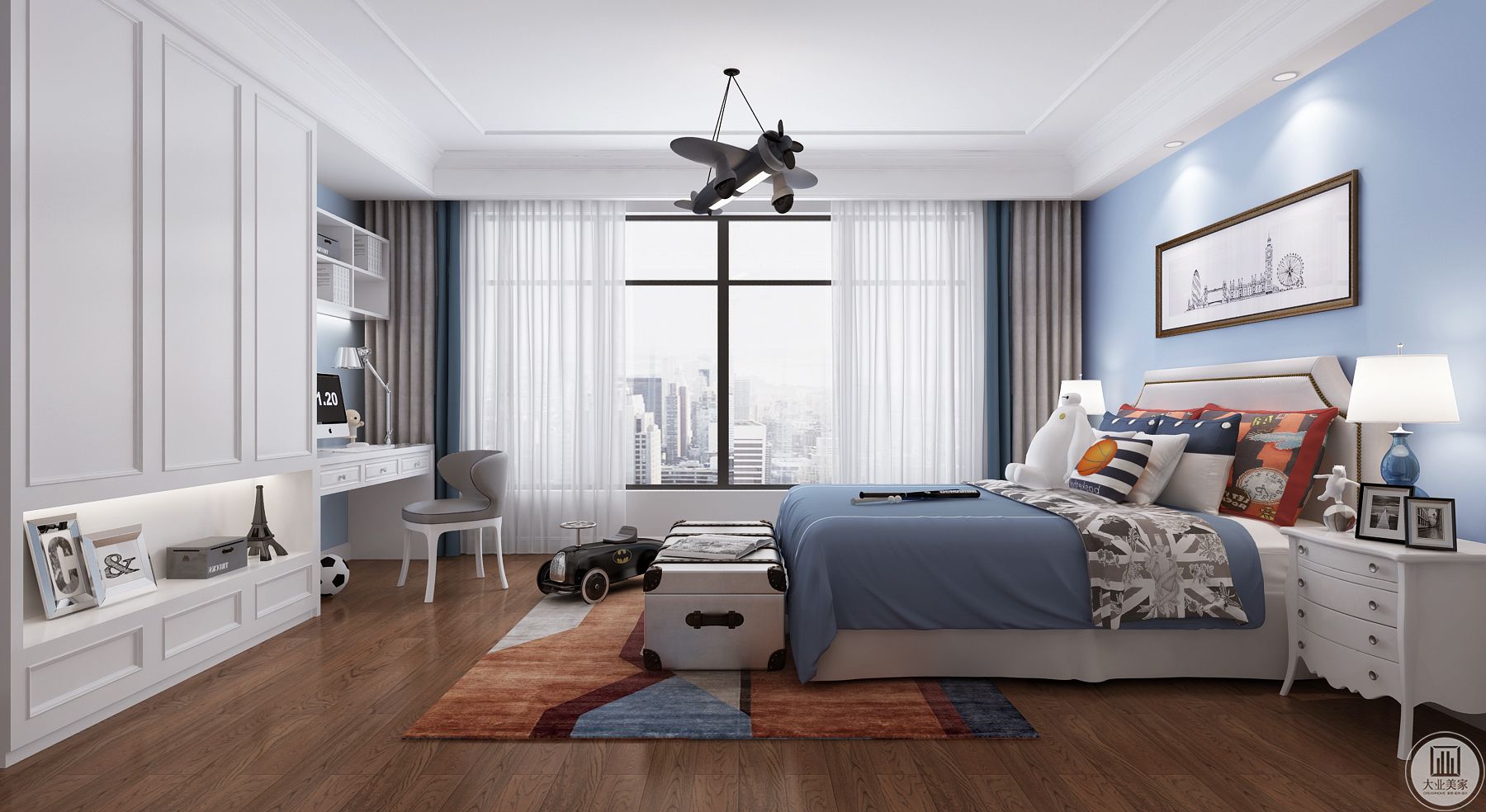 一层主卧使用深色的木质地板，上面铺着棕色和墨蓝色的拼块地毯。卧室在深木色和浅棕色的基础上添加了亮蓝色和墨蓝色点缀，使空间既有奢侈感又富有年轻气息。 