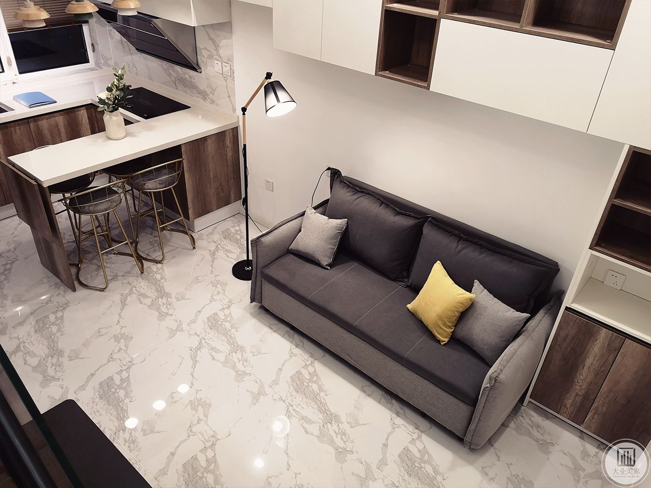 客厅空间纯熟而别致的色彩搭配与材质结合，整体空间突显出一种高级感。