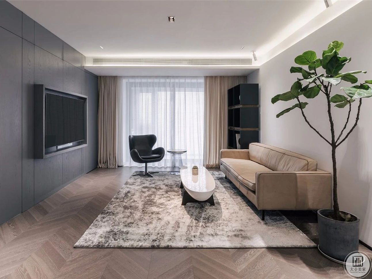 客厅电视墙简单流畅的线条，黑白纹样的背景墙面都使客厅显得十分大气，搭配上相同色系的地毯及陈设物品，增强了空间感 。