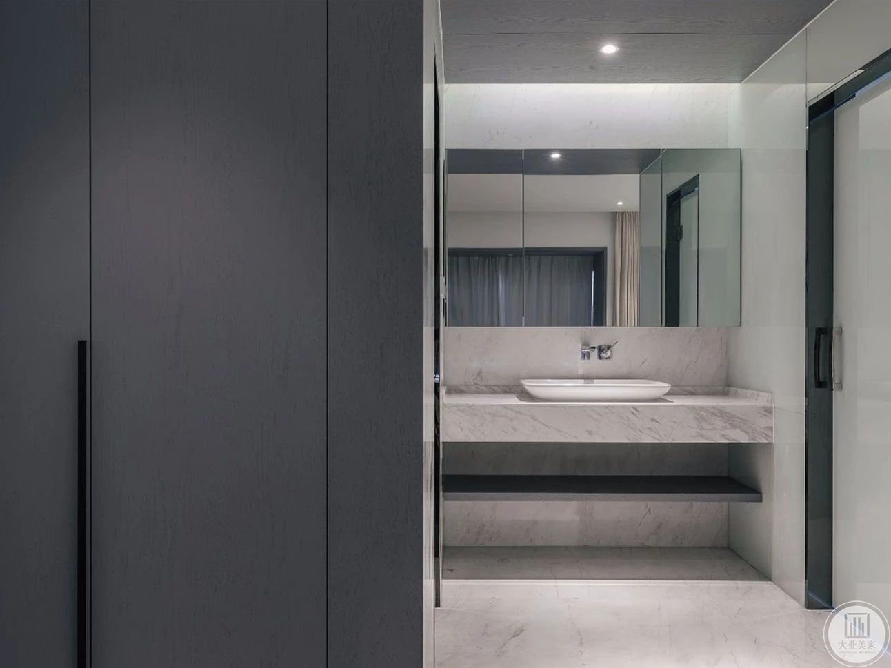 卫生间采用白色大理石台面，搭配简洁大方。