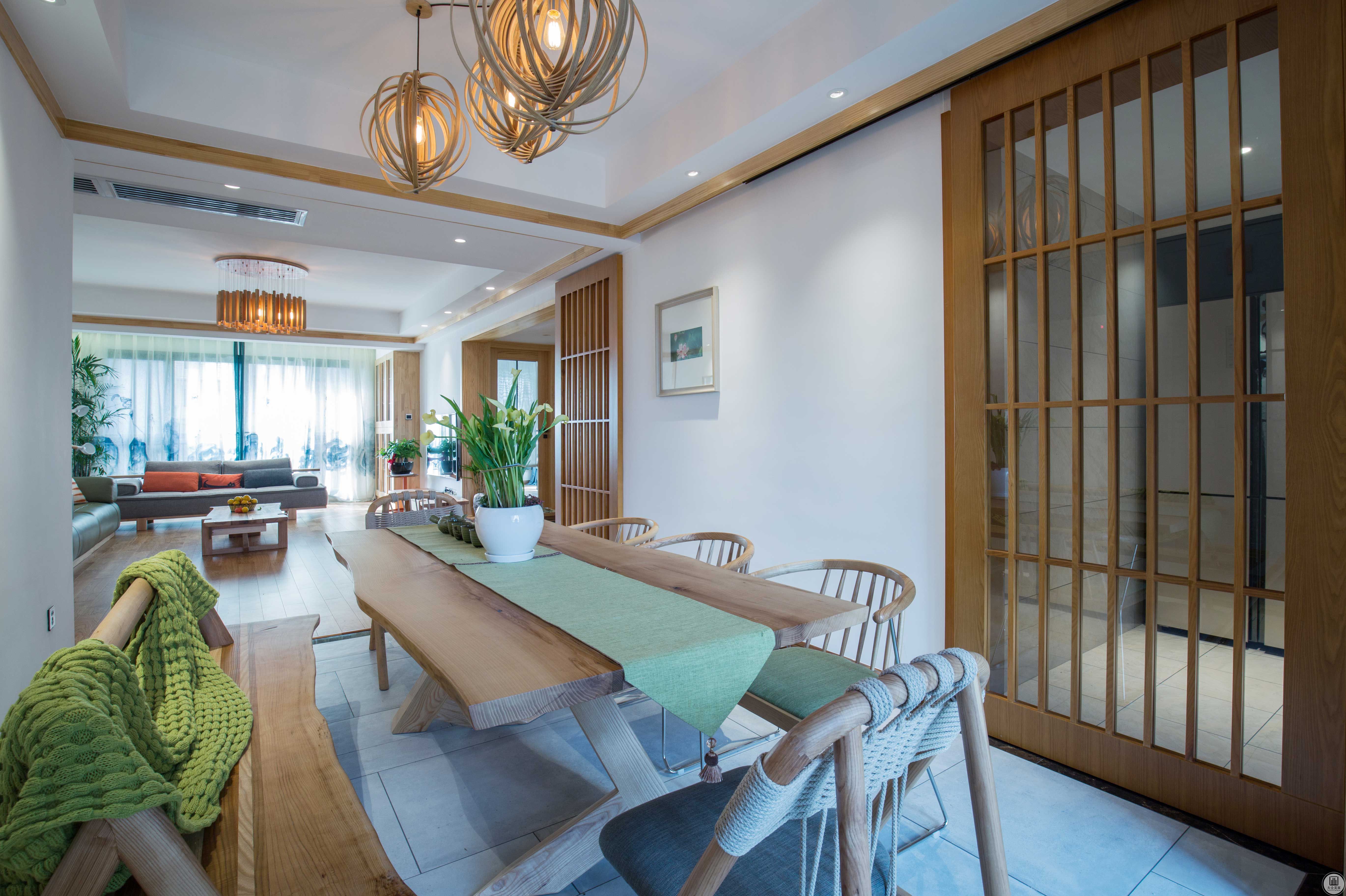 餐厅桌椅主要以原木桌椅为主，其简洁大方的效果也符合日式的整体风格。