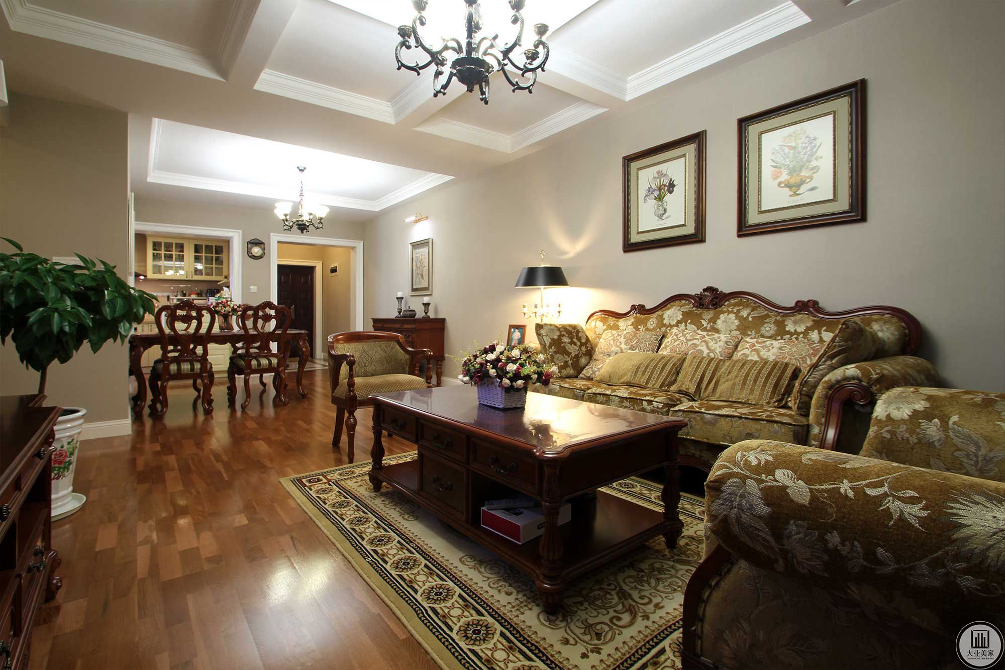 客厅作为待客区域，简洁明快，同时装修较其它空间宽敞而富有历史气息的。