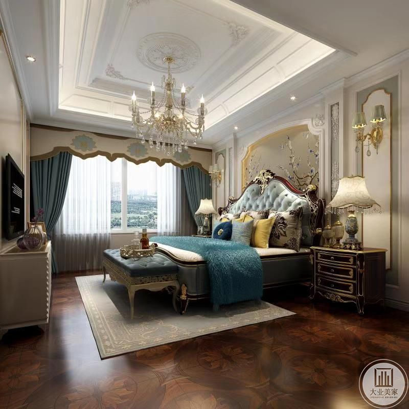 主卧是古典优雅的欧式大床，精致的地板上铺着华丽的地毯。