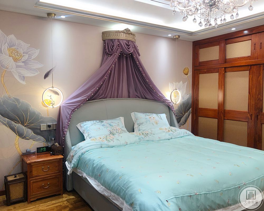 卧室床头背景墙选用荷花墙纸的设计，很有特色。