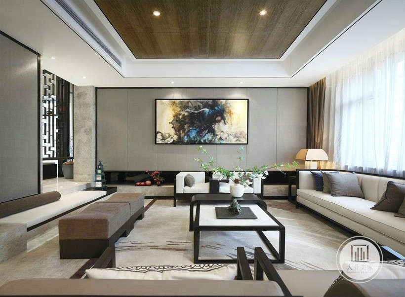 客厅风格以简约为主，家居中强调的是自然色彩的沉静和造型线条的简洁，和室的门窗大多简洁透光，家具低矮且不多，给人以宽敞。