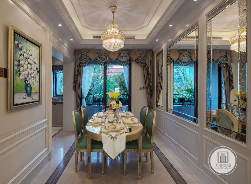 餐厅秉持典型的欧式风格搭配原则，餐桌为桃木色和餐椅为静谧蓝，表明面带雕花，配合扶手和椅腿的弧形曲度，加上墙上的壁画，一切是显得优雅矜贵。 
