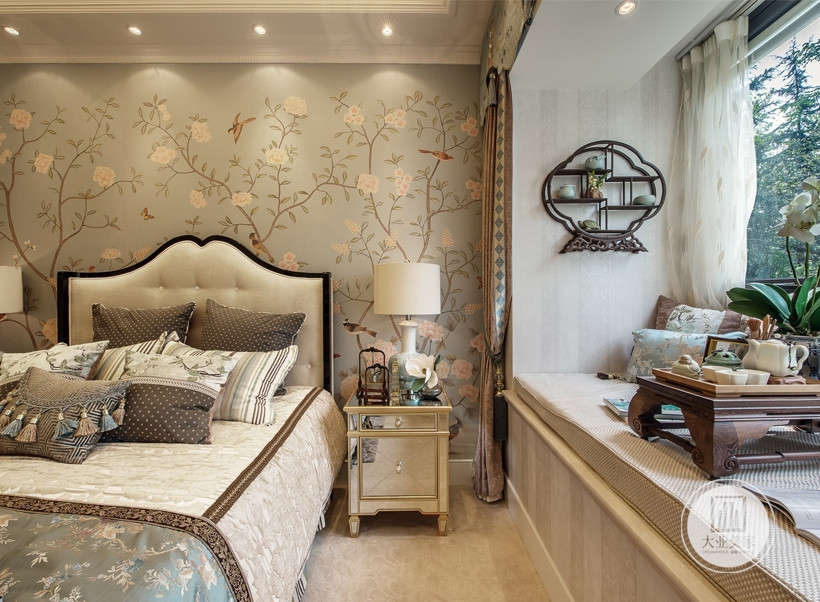 卧室在把手与床头等细节处，以镀金镀银、镶大理石等欧洲宫廷家具常用的制作手法来装饰美化。 