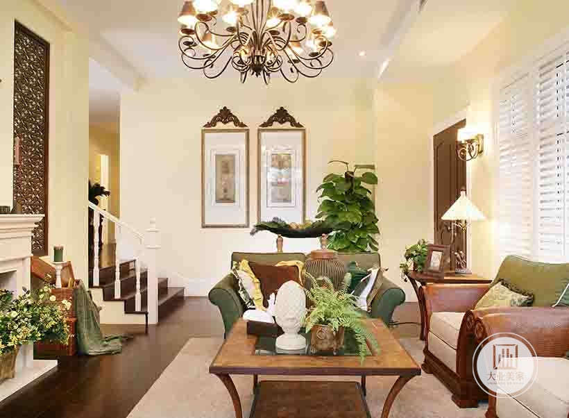 客厅客厅作为待客的区域，简洁明快，同时比其他空间要更加明亮光鲜，使用大量的石材和木饰面进行装饰，宽敞而富有历史气息。