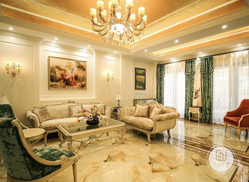 客厅大多采用白色为主，沙发采用白色的和跳跃的绿色，另外靠垫的面料和质感也很重要，丝绒面料更显华贵。