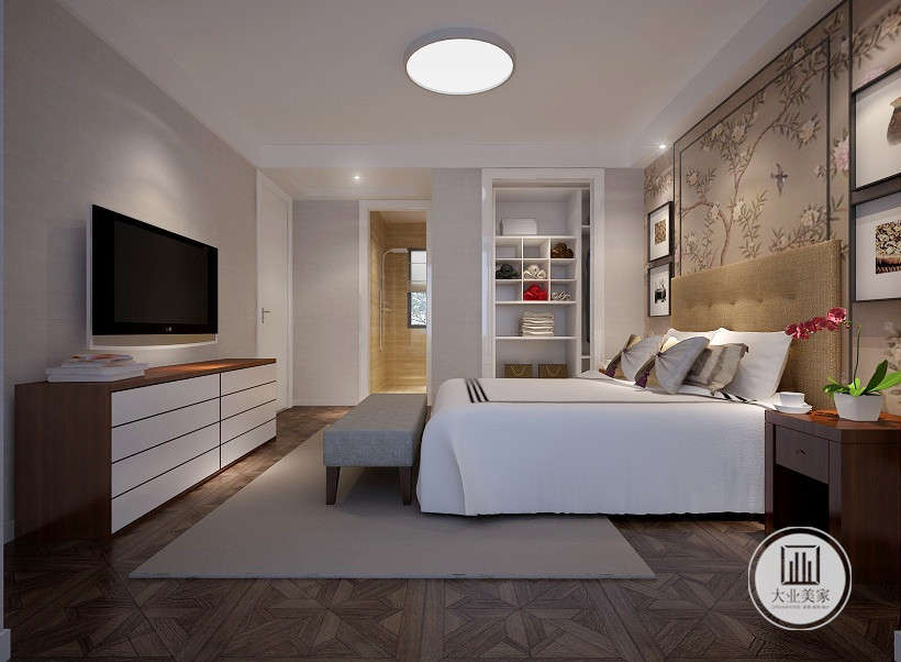 卧室布置简单大方，作为主人的私密空间，主要功能性为主，中式墙纸给屋子增色不少。