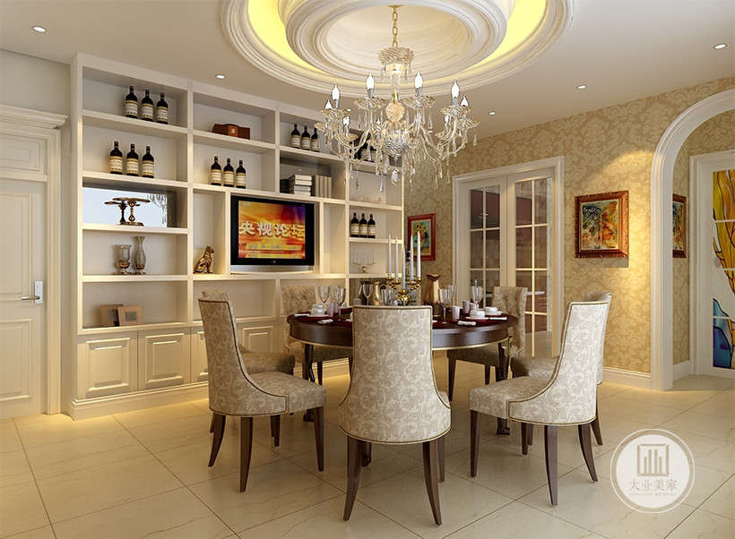 餐厅秉持典型的新古典风格搭配原则，餐椅均为浅色布艺花纹，配合扶手和椅腿的弧形曲度，显得优雅矜贵。