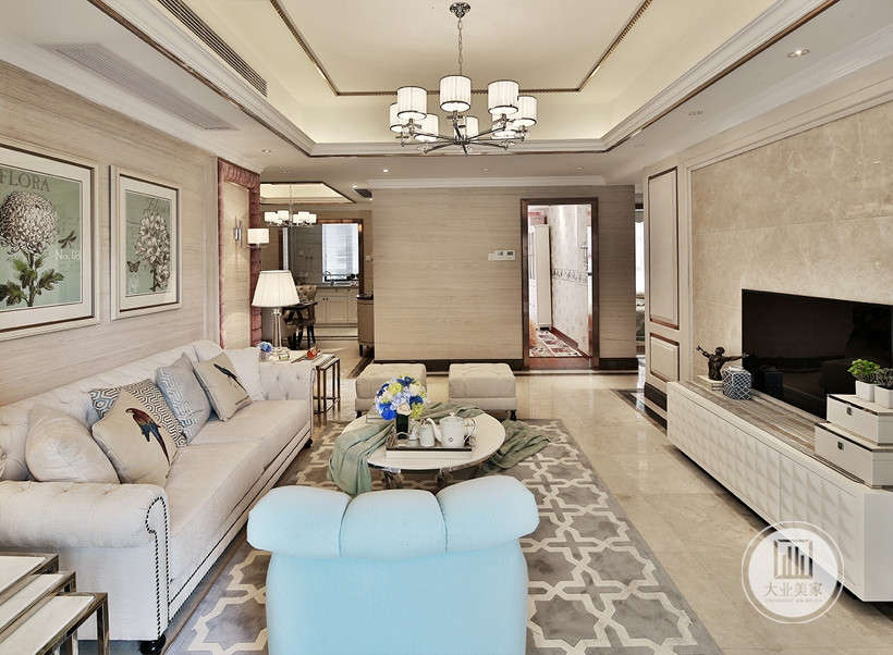 客厅大块浅色的地毯，提升了舒适性。
