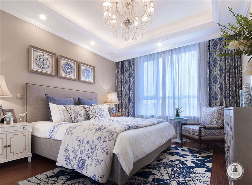 卧室采用了温馨柔软的成套布艺来装点，同时在软装和用色上也非常统一。
