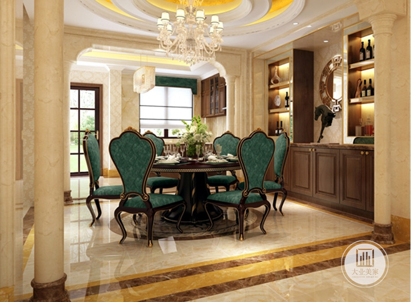 餐厅秉持典型的欧式古典风格搭配原则，餐桌和餐椅均为墨绿色，搭配金属雕花，配合扶手和椅腿的弧形曲度，显得优雅矜贵。
