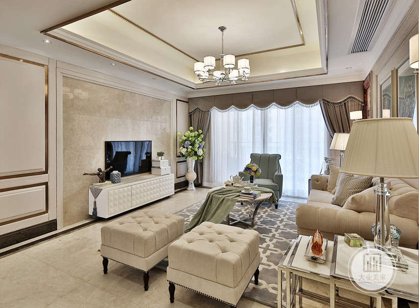 客厅浅色系的沙发、家具搭配一株鲜花，传递着简洁、舒适的气息，明亮的光线从宽大的窗户照进，让客厅空间显得宽敞大气。