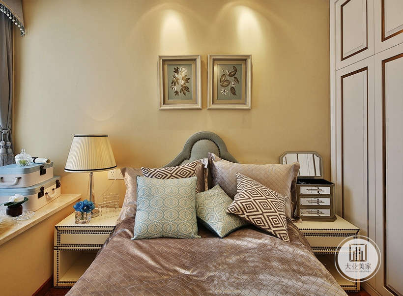 卧室布置较为温馨，作为主人的私密空间，主要功能性为主。